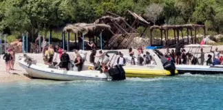 Gjiri i Vlorës plot me turistë/ Temperaturat e larta në fund të muajit prill, të favorshme për të pushuar në bregdet