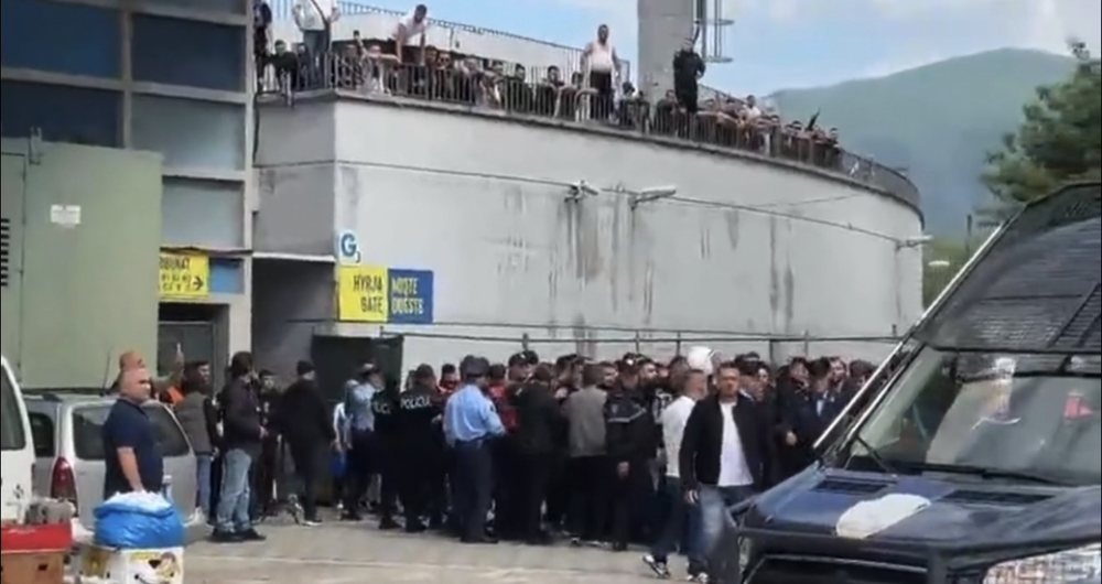 Dhunë dhe përplasje përpara ndeshjes Elbasan Tirana  ndërhyn policia