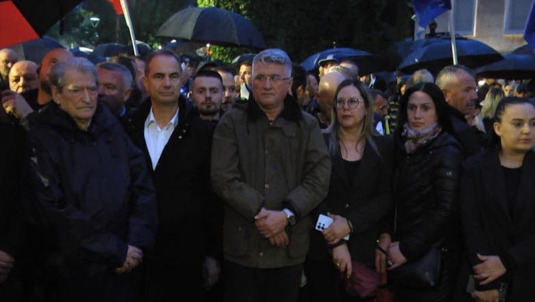 U lajmërua se do të niste në 19 00  protesta e PD fillon me një orë vonesë
