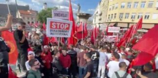 ‘Nuk dorëzohemi’ studentët shqiptarë protestojnë në Shkup: Gjuha shqipe është një e drejtë që na takon