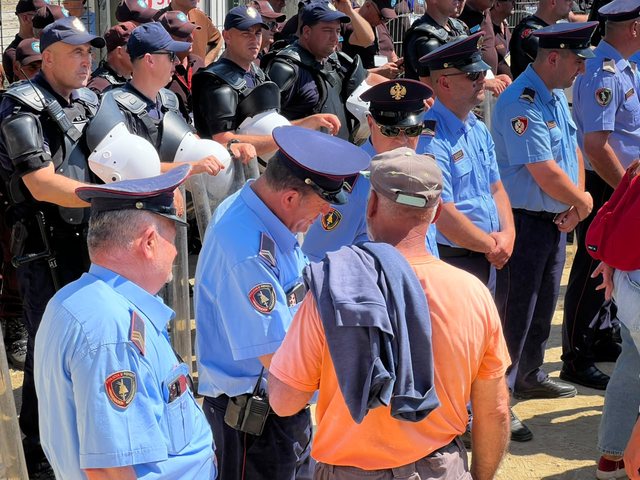 Protestat në Zvërnec  Skënder Hita pezullon drejtorin e Policisë së Vlorës  Qytetari nuk është futur me dhunë në territorin e rrethuar
