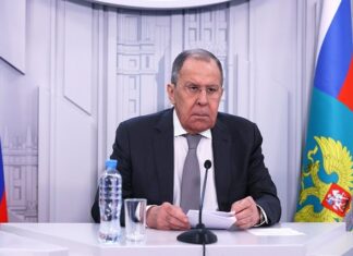 Video/ Lavrov kërcënon gazetarin: Nëse nuk e dorëzon telefonin, sigurimi do të nxjerrë një armë!