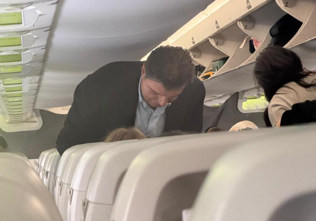 Balla i  bën  foto Bashës në avion 