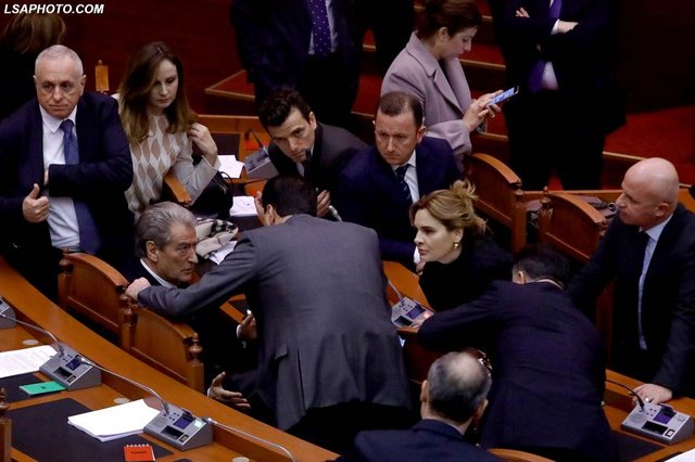 Berisha  Meta nuk ka përdorur kurrë në jetën e tij karta krediti  Monika po 