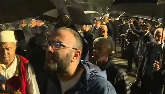  Pse provokoni  pse e bllokoni rrugën    Bardhi i revoltuar  përplaset me efektivët e policisë