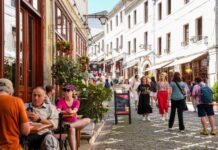 Italianët kryesojnë vizitat turistike, rritje me 20,8% e akomodimeve