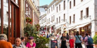 Italianët kryesojnë vizitat turistike, rritje me 20,8% e akomodimeve
