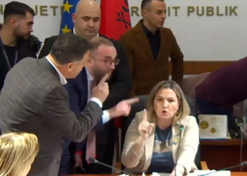 Flutura Açka thumbon demokratët pas marrëveshjes me PS  Me delëri nuk vihet në pushtet