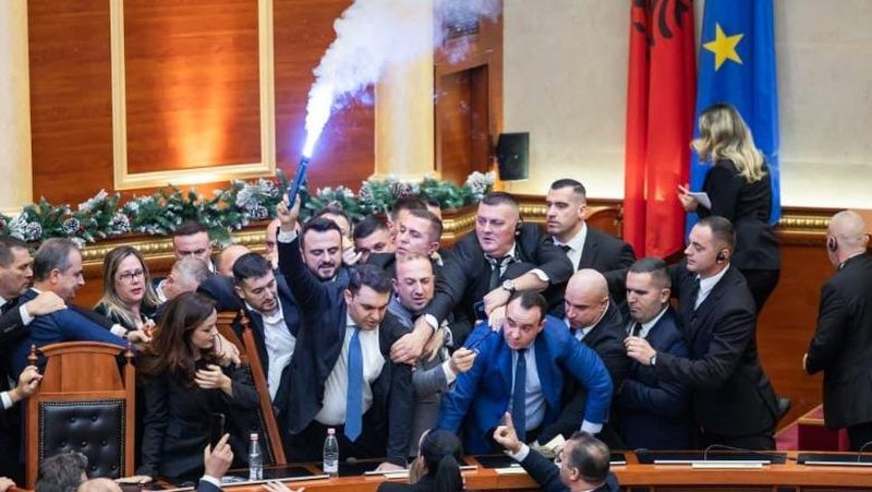 EMRAT  Kuvendi ju heq pagat demokratëve që përjashtoi  10 mijë euro penalitete për deputetët  ndëshkohen edhe socialistët që munguan
