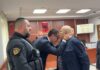 VIDEO/ Momenti kur aktori Robert Ndrenika përqafohet me Veliajn në seancën e gjyqit: Ç’të mbeti (nga burgu), vij e bëj unë!