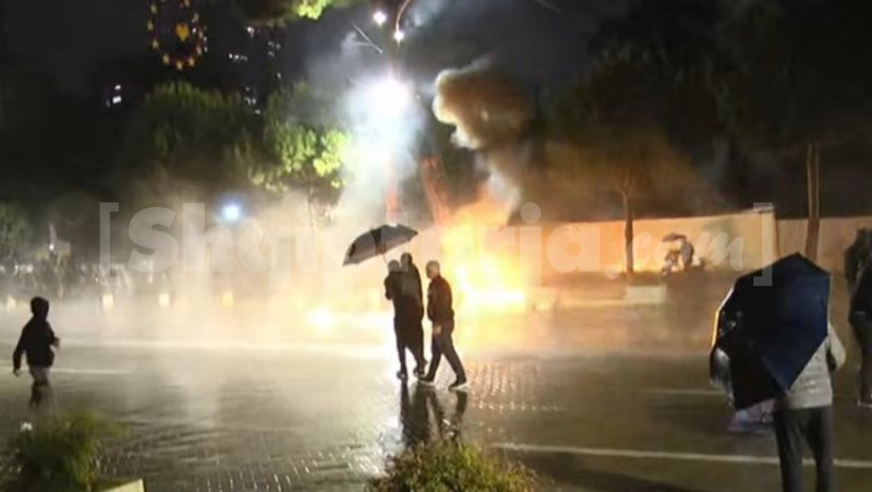 Akte dhune nga militantët e PD  molotovët hidhen në këmbët e policisë