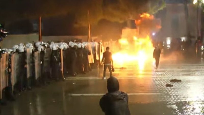 Hidhen molotovë drejt policisë  militantët e PD zbrapsen me ujë