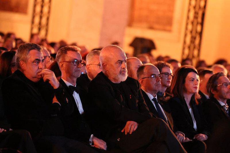  Morricone dirigjon Morriconen   Gonxhja  Një mbrëmje ku muzika u kthye në kujtesë  emocion dhe histori
