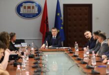 Balla pret në Kuvend nxënësit nga Lipjani: Krenarë për luftën çlirimtare të UÇK dhe sakrificën për liri