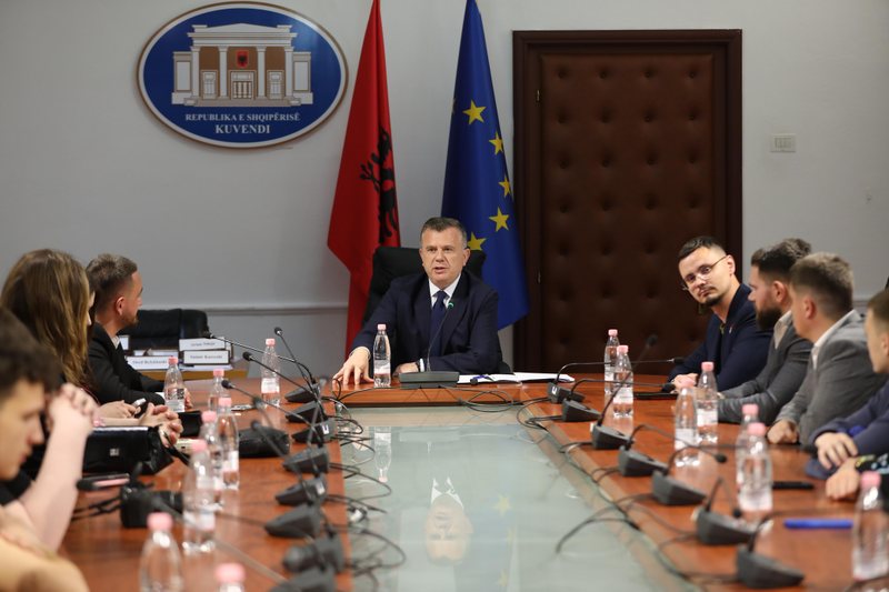 Balla pret në Kuvend nxënësit nga Lipjani  Krenarë për luftën çlirimtare të UÇK dhe sakrificën për liri