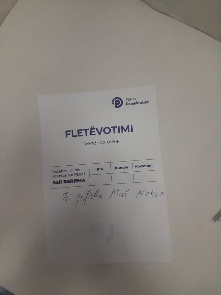 FOTO LAJM  Vota më e sinqertë për Berishën  Të q fsha Mul Nokën