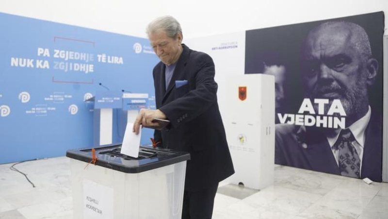 Kirurgjia e farsës autokratike  në PD  Sali Berisha mposht Sali Berishën