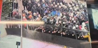Policia turke sulmon zyrat e partisë kryesore opozitare CHP, momenti kur rrëzon portën e ndërtesës (VIDEO)