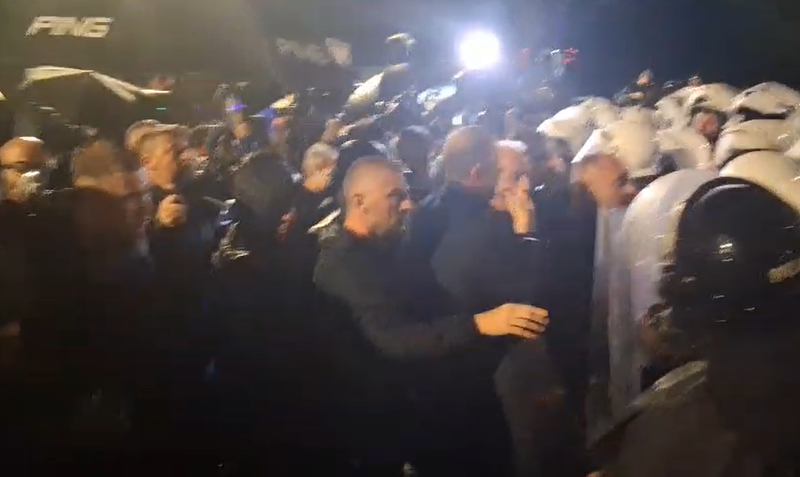 Protesta  Bledion Nallbati përplaset fizikisht dhe kërcënon efektivin  Kujdes po të them se një ditë 