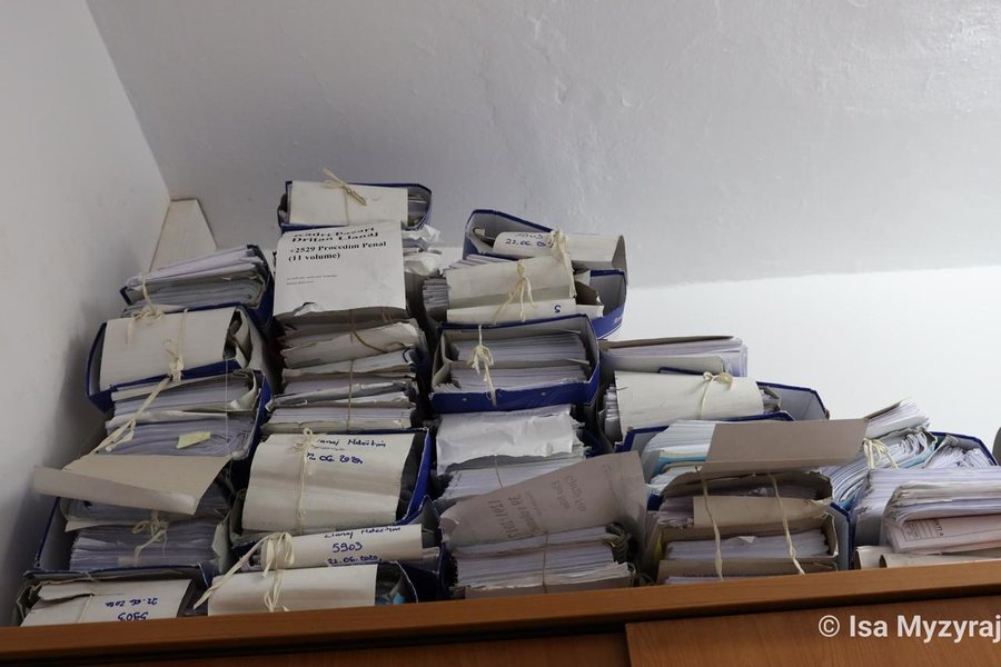 FOTO  12 vite për një vendim  Mijëra dosje të grumbulluara në bodrumet e Gjykatës së Apelit