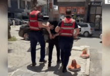 Drogë dhe plagosje, policia arreston dy të shumëkërkuar në Kavajë dhe Durrës