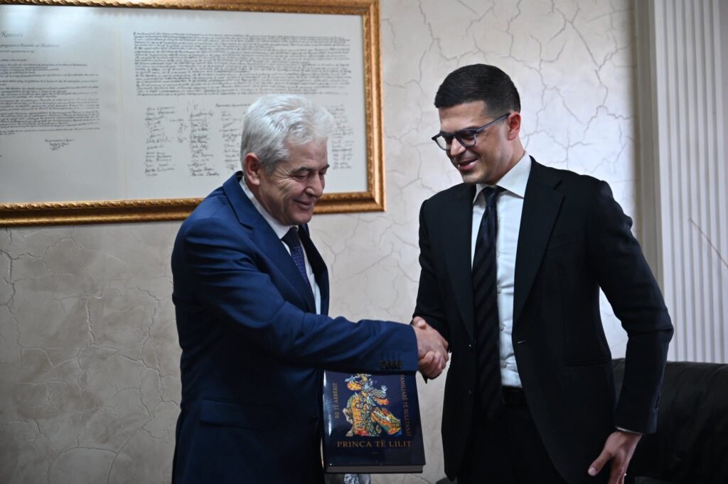 Ali Ahmeti pret në takim dhe ngre në pidestal Pirro Vengun  Personalitet që mishëron përkushtimin ndaj shtetit dhe interesit kombëtar