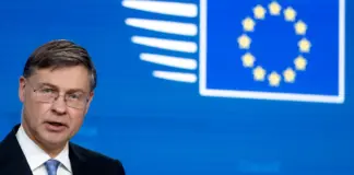 BE kritikon SHBA për lehtësimin e sanksioneve ndaj naftës ruse, Brukseli: Moska po përfiton nga lufta