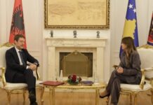 Ministri Hoxha pritet në Prishtinë nga Albulena Haxhiu