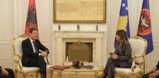 Ministri Hoxha pritet në Prishtinë nga Albulena Haxhiu