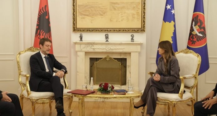 Ministri Hoxha pritet në Prishtinë nga Albulena Haxhiu