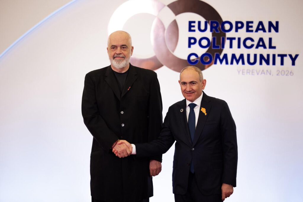 Samiti i 8 të i Komunitetit Politik Europian  Kryeministri Rama mbërrin në Armeni  pritet nga homologu Nikol Pashinyan