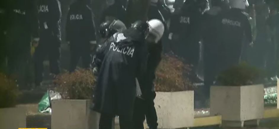 Tensionet gjatë marshimit të opozitës  shoqërohen 3 persona nga policia