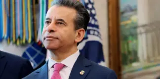 U përplas me Trump për shitjen e cigareve elektronike, presidenti amerikan shkarkon nga detyra komisionerin e Administratës së Ushqimit dhe Barnave