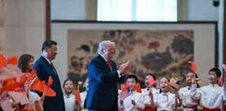 Trump shtrëngon duart me Xi, por bisedimet dy palëshe me rrezik të lartë në Pekin