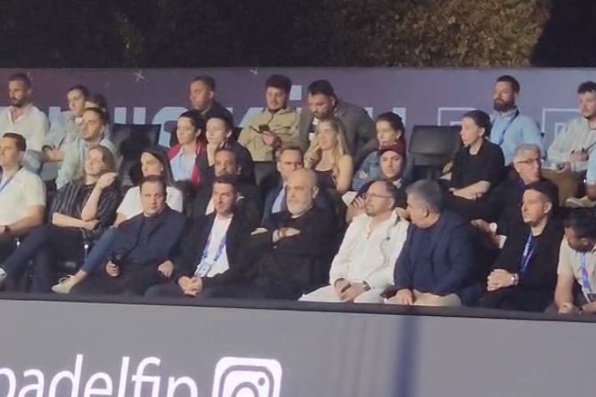 FOTOLAJM  Rama pas takimit në Lezhë   kapet  duke parë finalen e Padelit në Tiranë