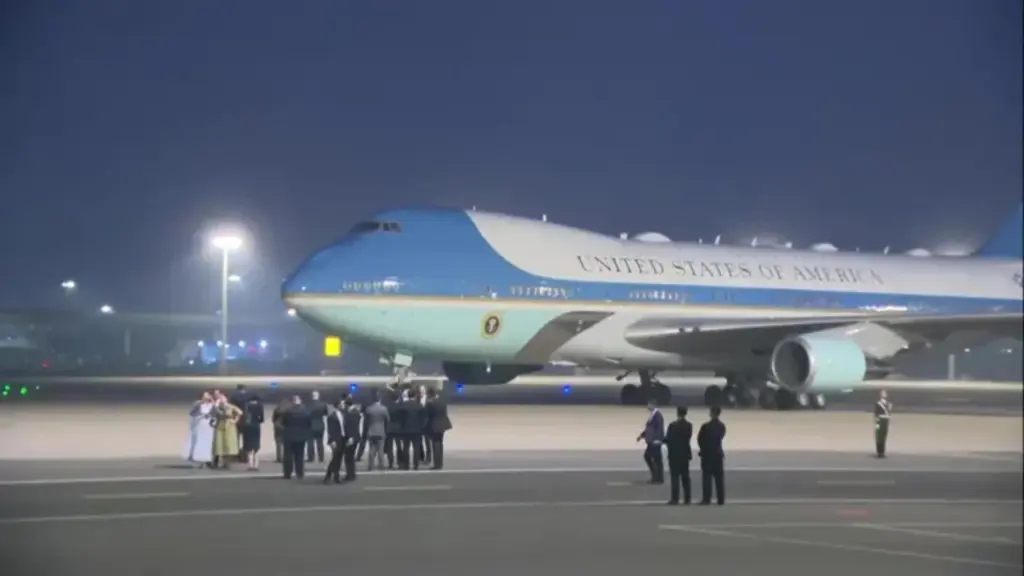 Një takim me rrezik të lartë me Xi Jinping  Donald Trump mbërrin në Kinë