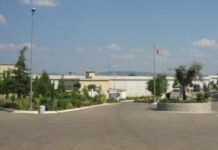 Policia aksion “blic” në burgun e Peqinit! Ja çfarë u gjet në qelitë e të dënuarve