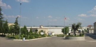 Policia aksion “blic” në burgun e Peqinit! Ja çfarë u gjet në qelitë e të dënuarve