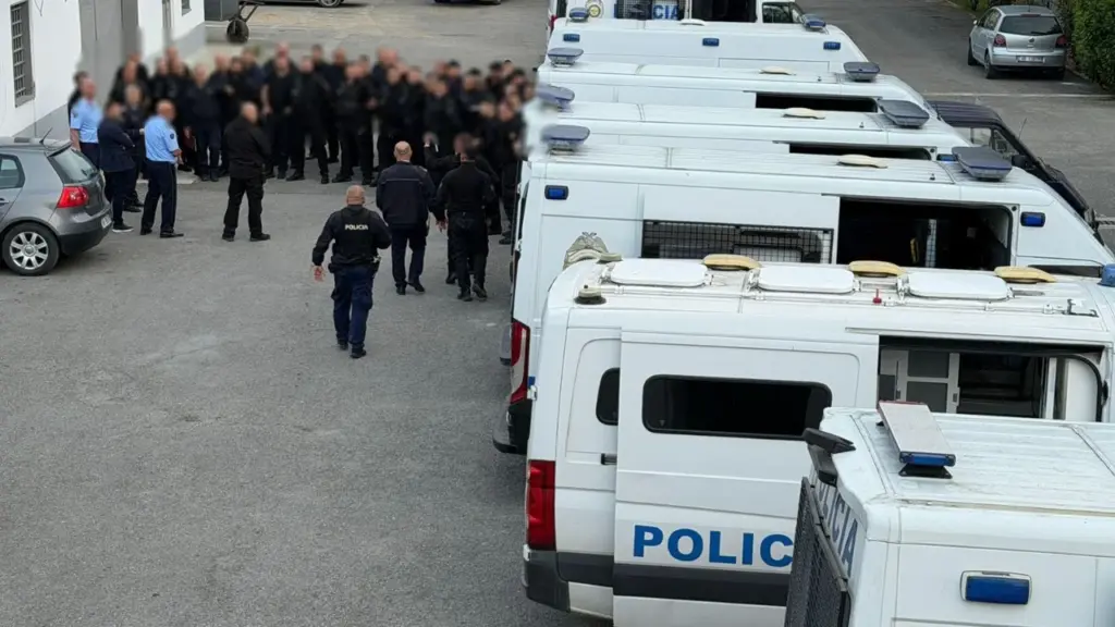Aksion blic në burgun e Fushë Krujës  policia sekuestron disa telefona celularë dhe mjete të mprehta