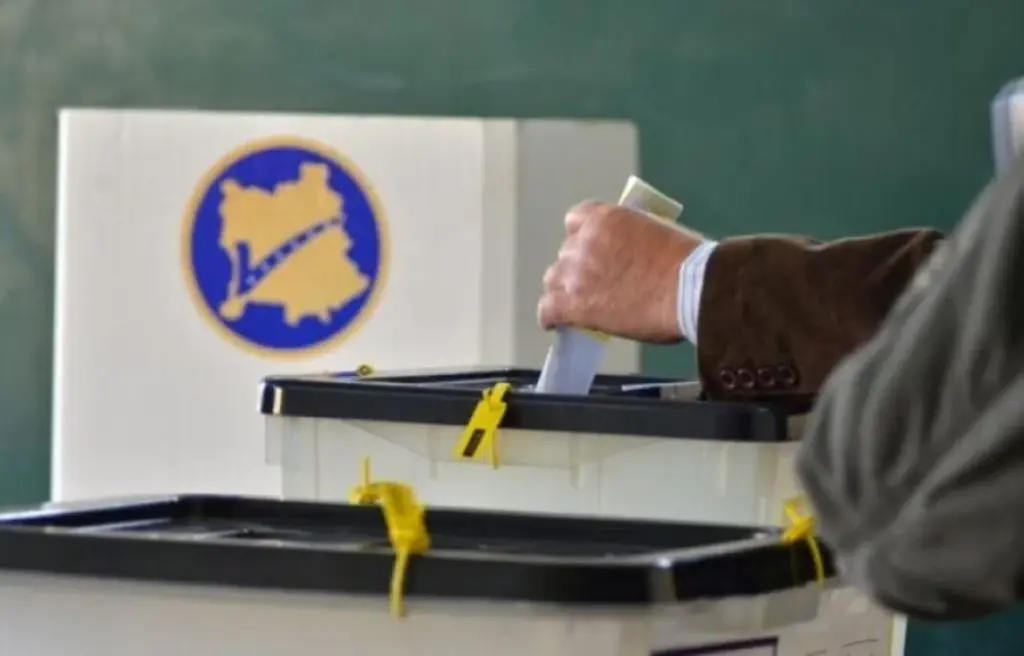 Nis fushata në Kosovë  Kurti  Hamza e Abdixhiku startojnë garën për zgjedhjet e 7 qershorit  në  sulm  që ditën e parë