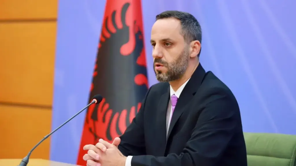  Kush bëhet palë me krimin  do goditet   nga aksioni në Sarandë për efektivët e policisë te siguria në shkolla  Lamallari  Jemi në alert  po kryhen kontrolle të veçanta