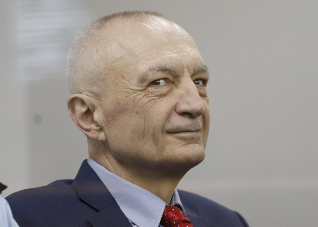  Më duhen 200 mijë   Meta sqaron mesazhin me Ismailajn për dosjen e CEZ DIA  Eurot ekzistojnë vetëm në 
