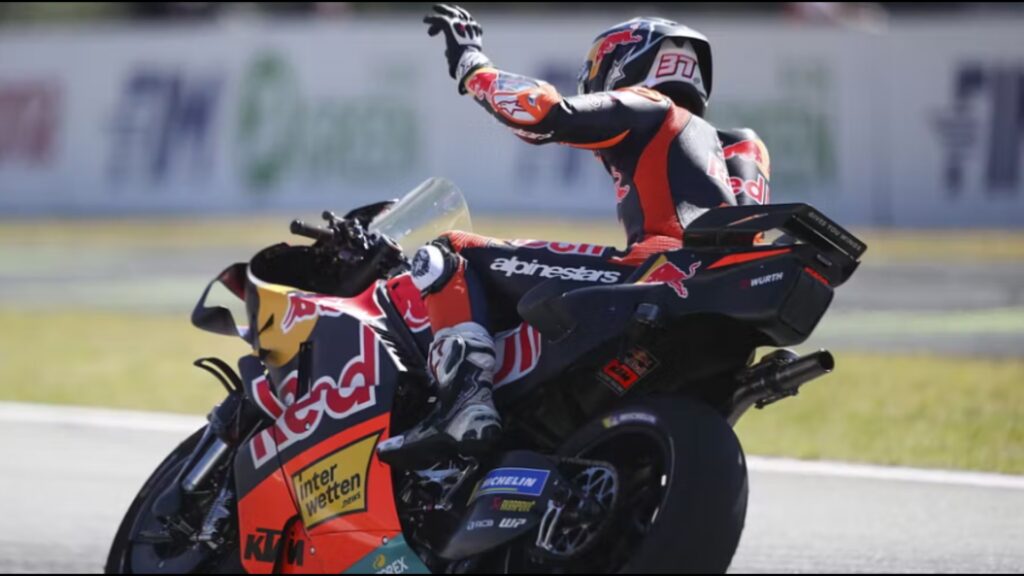 MotoGP në Barcelonë  Pedro Acosta fiton pole position  rrëzohet Bezzecchi