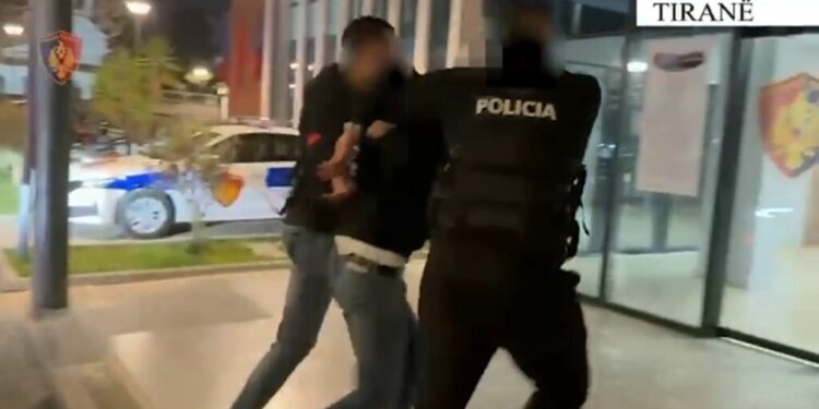 Policia aksion 24 orësh në gjithë vendin  kapen 3 persona në kërkim