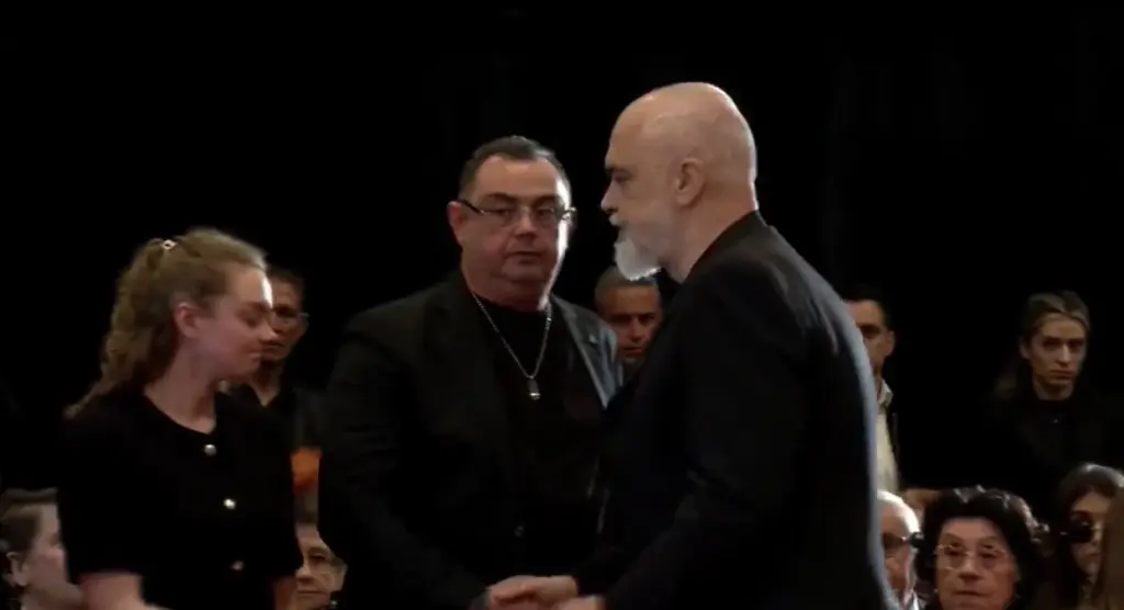 Ceremonia shtetërore e lamtumirës për Servet Pëllumbin  Rama merr pjesë në homazhe
