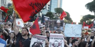 Çfarë partie po del nga protestat në Bulevard?!