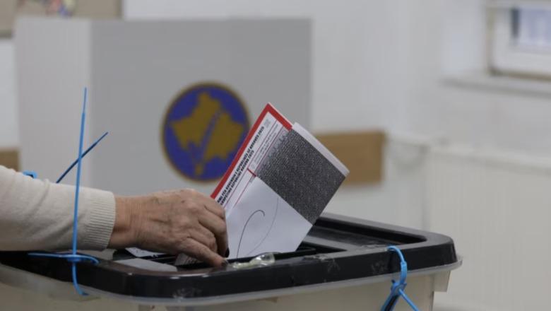 Kosova rikthehet te kutitë e votimit  zgjedhjet e treta brenda 16 muajsh  2 mln qytetarë me të drejtë vote  pjesëmarrje e ulët në orët e para të mëngjesit