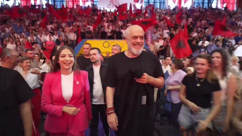 Socialistët festojnë 35 vjetorin e PS Elbasan  i pranishëm kryeministri Rama dhe qindra qytetarë  Mazniku  Partia jonë është si një pemë  forcën e ka te rrënjët