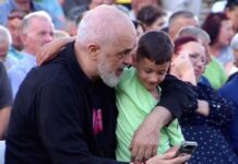 FOTOLAJM/ Kryeministri Rama ‘harron’ për një çast politikën, kapet ‘mat’ i përqafuar me djalin e vogël në Fier