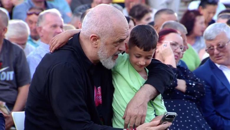 FOTOLAJM  Kryeministri Rama  harron  për një çast politikën  kapet  mat  i përqafuar me djalin e vogël në Fier
